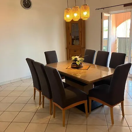 Ivanic Apartment *